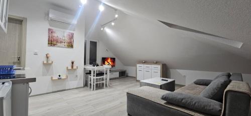 伊加洛Taksim Apartman 1的带沙发的大客厅和厨房