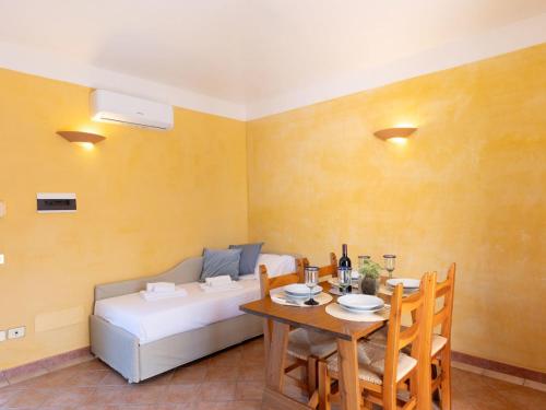 Ένα ή περισσότερα κρεβάτια σε δωμάτιο στο Apartment Baia delle Palme-2 by Interhome