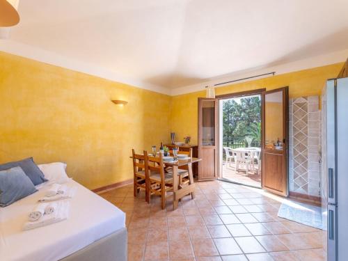 Ένα ή περισσότερα κρεβάτια σε δωμάτιο στο Apartment Baia delle Palme-2 by Interhome