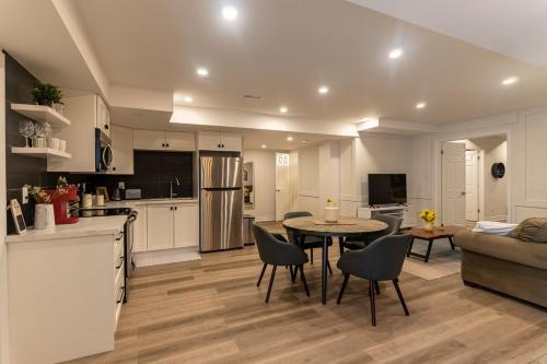 Η κουζίνα ή μικρή κουζίνα στο Luxurious and Spacious Apartment with 2 bedrooms and 2 Baths