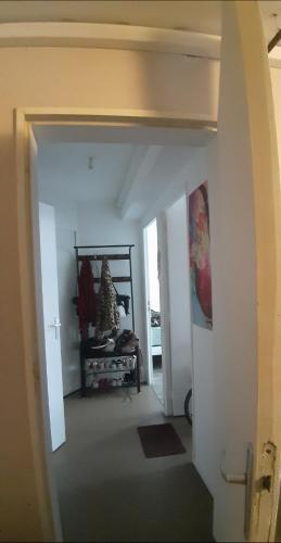 un couloir avec une chambre aux murs blancs dans l'établissement Chambre indépendante, à Vaux-le-Pénil