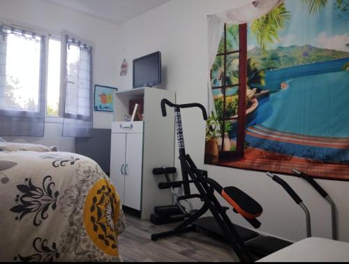 une chambre avec un lit et un tableau au mur dans l'établissement Chambre indépendante, à Vaux-le-Pénil