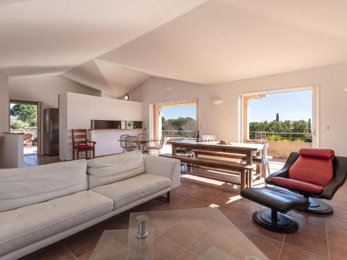 un salon avec un canapé et une table dans l'établissement Villa Villa Capicciola by Interhome, à Sainte-Lucie de Porto-Vecchio