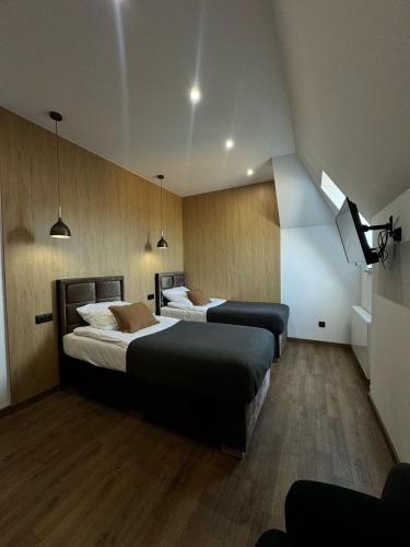 een slaapkamer met 2 bedden in een kamer met verlichting bij Willa Furtak in Jawor