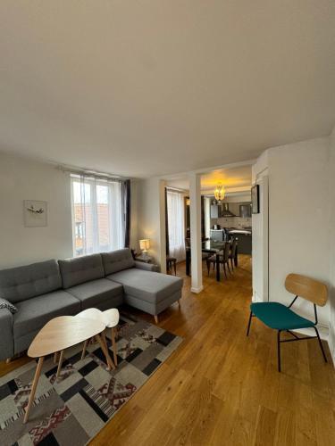 un salon avec un canapé et une table dans l'établissement Appartement de Standing Hypercentre, à Colmar