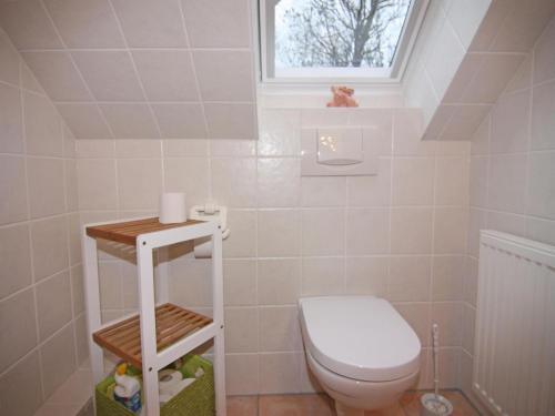a small bathroom with a toilet and a window at Ferienwohnung Weitblick in Schlagsdorf in Schlagsdorf