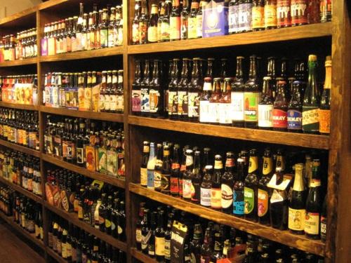 ein Laden voller alkoholischer Getränke in der Unterkunft Skellys in Ballymahon