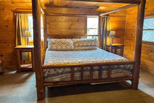 Un dormitorio con una cama en una cabaña de troncos en Best Kept Secret, en Blue Ridge