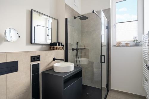 Un baño con lavabo y ducha en Ferienwohnung Gartenlounge Schönberg - Kalifornien, en Kalifornien