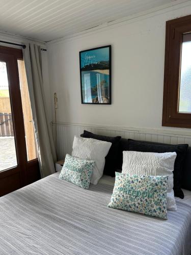 une chambre avec un grand lit avec deux oreillers dans l'établissement Studio de la mer, à La Croix-Valmer