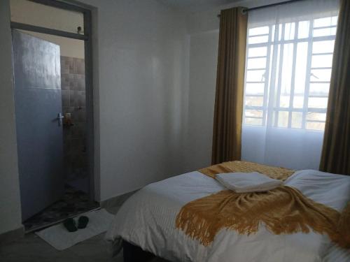 Cama ou camas em um quarto em Modern 2 Bedroom with Master Ensuite & Mount Kenya Views - Nanyuki CBD at MG's Mountain Nest