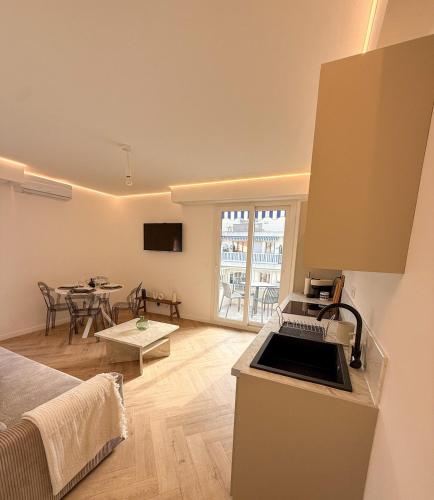Il comprend une cuisine et un salon avec un lit et une table. dans l'établissement appartement port de Nice 4pers emplacement idéal, à Nice
