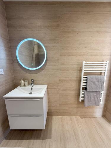 une salle de bain avec un lavabo blanc et un miroir dans l'établissement appartement port de Nice 4pers emplacement idéal, à Nice