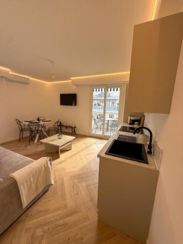 Il comprend une cuisine et un salon avec un lit et une table. dans l'établissement appartement port de Nice 4pers emplacement idéal, à Nice