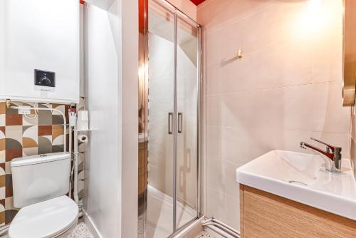 アンジェにあるLa bulle Place du Ralliementのシャワー、トイレ、洗面台を備えたバスルーム