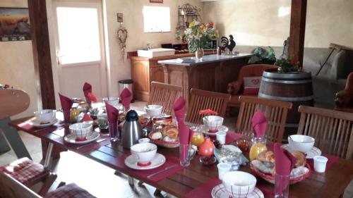 TilquesにあるChambres Du Maraisのダイニングルームテーブル(食べ物付)