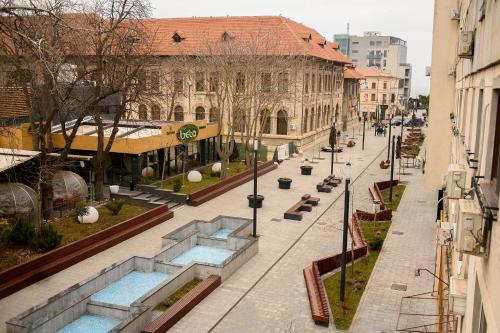 una strada vuota in una città con edifici di Art Deco Apartment a Constanţa