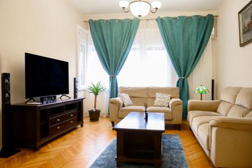 un soggiorno con un divano e una TV di Art Deco Apartment a Constanţa