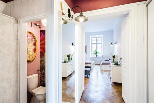 sala de estar con paredes blancas y techo rojo en Apartment Bernardynska, en Cracovia