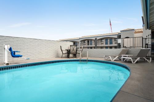 a swimming pool on top of a building at Baymont by Wyndham Kingman in Kingman
