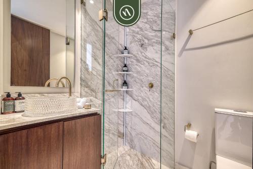 eine Dusche mit Glastür im Badezimmer in der Unterkunft Oceanview Penthouse in Punta Mita - Beach - Pools in Higuera Blanca