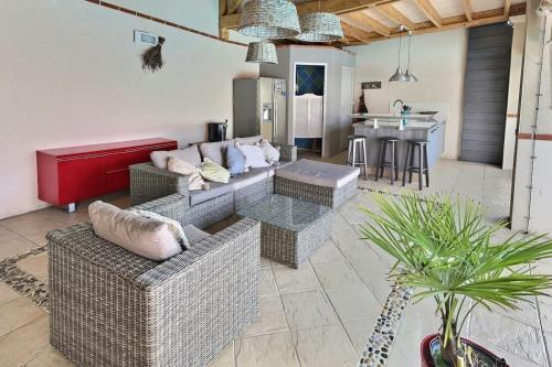 un salon avec un canapé et une table dans l'établissement Maison 4 chambres piscine et jacuzzi, à Vallet