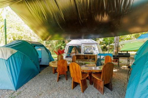 NaranjitoにあるCamping Finca Planeta Sanoのテント2つ前のテーブルと椅子