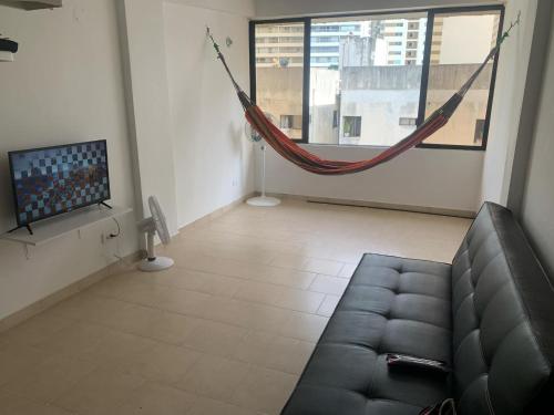 uma sala de estar com um sofá e uma rede de descanso em Duplex playa y mar em Cartagena de Indias