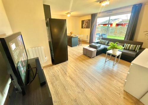 un salon avec un canapé et une télévision dans l'établissement 