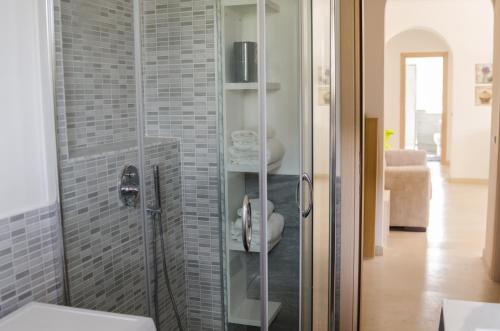 bagno con doccia e porta in vetro di Casa Santarelli a Roma