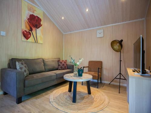 Χώρος καθιστικού στο Lodge in Brabant with Cozy Covered Terrace