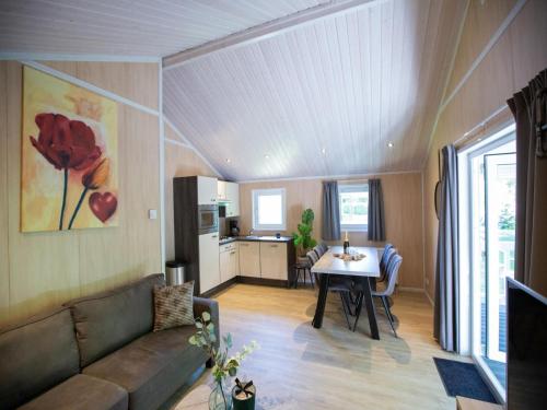 Η κουζίνα ή μικρή κουζίνα στο Lodge in Brabant with Cozy Covered Terrace