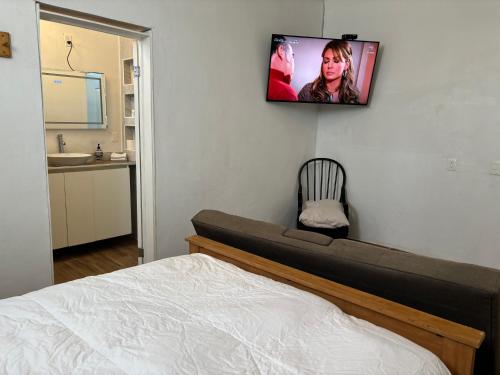 Televisyen dan/atau pusat hiburan di Varela's Oceanview Hillside Condo in Puerto Nuevo