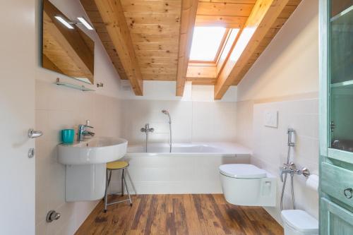 Un baño con bañera, lavabo e inodoro. en Apartment Magnolia A - Musso, en Musso