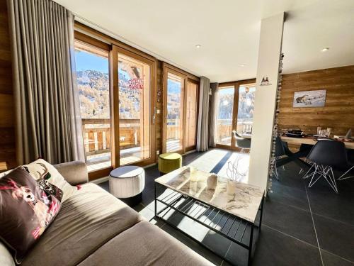 un salon avec un canapé et une table dans l'établissement Chalet Nanuq - CHALET NANUQ-Tout inclus MAE-2131, à Vars