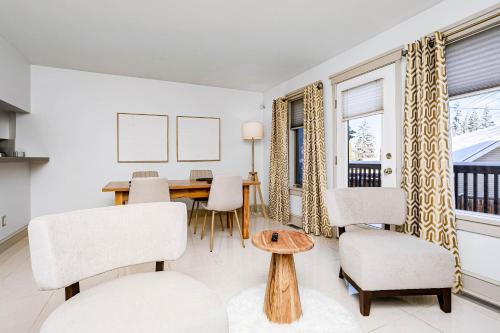 ein Esszimmer mit Tisch und Stühlen in der Unterkunft Chic Central 4BDRM Home-King Bed-AirHockey-Mins DT in Edmonton