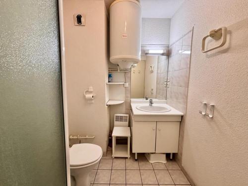 une petite salle de bain avec toilettes et lavabo dans l'établissement Résidence Le Bois Du Fau - APPARTEMENT T2 BOIS DU FAU PRES DES PISTES MAE-1031, à Vars