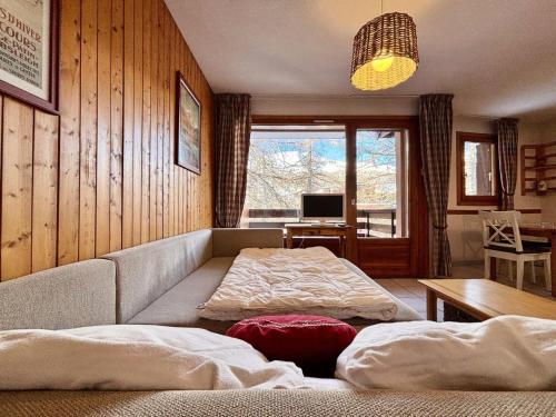 un salon avec un canapé et un lit dans l'établissement Résidence Le Bois Du Fau - APPARTEMENT T2 BOIS DU FAU PRES DES PISTES MAE-1031, à Vars
