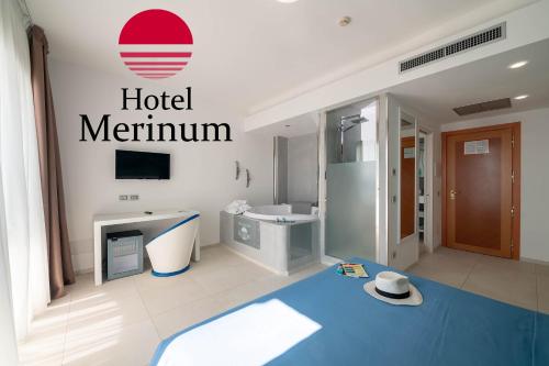 un bagno con un cartello dell'hotel Merlin sul muro di Hotel Merinum a Vieste