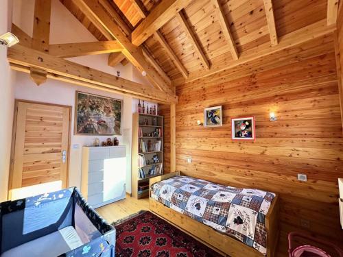 Un pat sau paturi într-o cameră la Chalet Berlioz - CHALET BERLIOZ MAE-3341