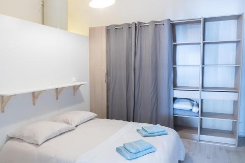une chambre avec un lit avec deux serviettes dessus dans l'établissement Havre Midi - TV, Wifi, Cosy - Centre Ville, à Montélimar