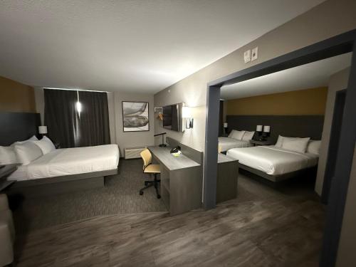 Postel nebo postele na pokoji v ubytování Days Inn by Wyndham Stony Plain