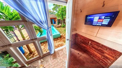 TV a/nebo společenská místnost v ubytování Romantic Seaside Casita w Pool, AC, Fire Sunsets