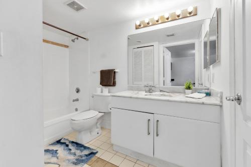 een witte badkamer met een toilet en een wastafel bij Luxury Miami Brickell Stay-Bay View in Miami