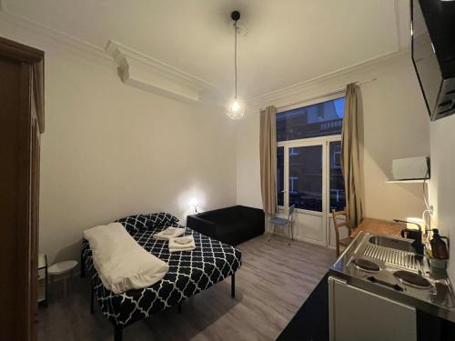 European District Hostelにあるベッド