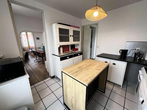 une cuisine avec un îlot en bois au milieu dans l'établissement Résidence 006-soulac Sur Mer - 006 - Charmante Villa au cœur de la station MAE-1961, à Soulac-sur-Mer