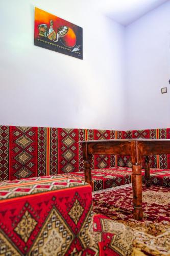 Ein Sitzbereich in der Unterkunft Dakhla oasis