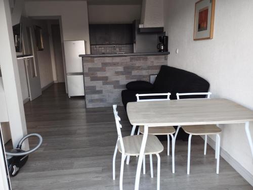 - une table à manger et des chaises dans le salon dans l'établissement Douarnenez Centre avec vue mer, à Douarnenez