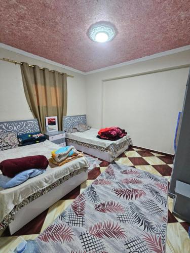 Ένα ή περισσότερα κρεβάτια σε δωμάτιο στο Two Flats Full Course Overlooking the Pyramid