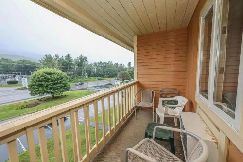 a balcony with chairs and a table and a view of a street at Lincoln Condo with slope view in Lincoln